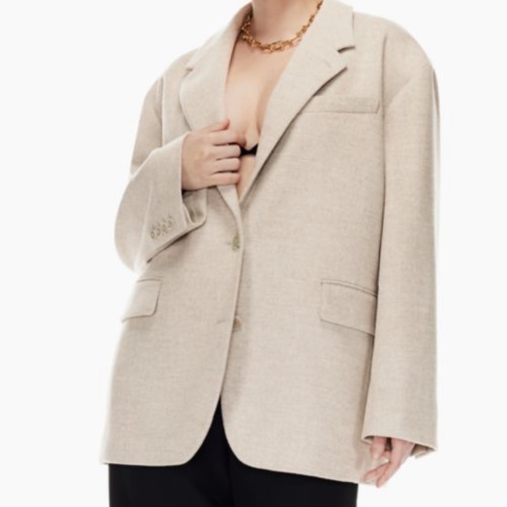 Babaton s-breasted w a notched lapel and pockets, cozy flannel made with wool.